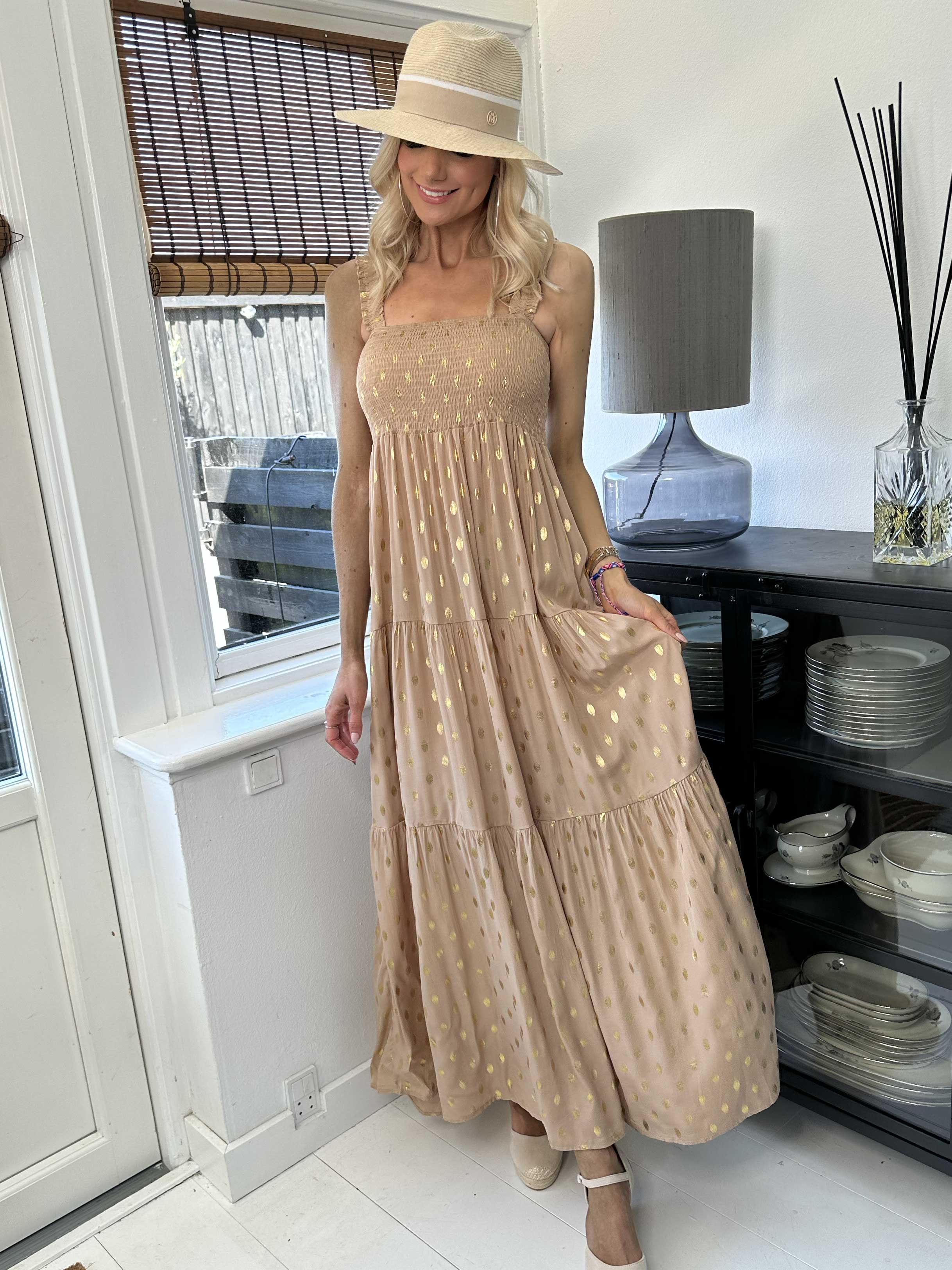 Emma - Lång klänning med smockad byst och gulddetaljer